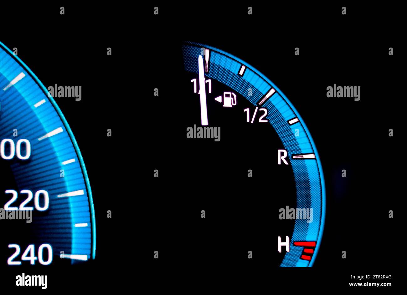 Jauge de carburant de voiture indiquant le réservoir plein. Indicateurs numériques de tableau de bord de voiture Banque D'Images