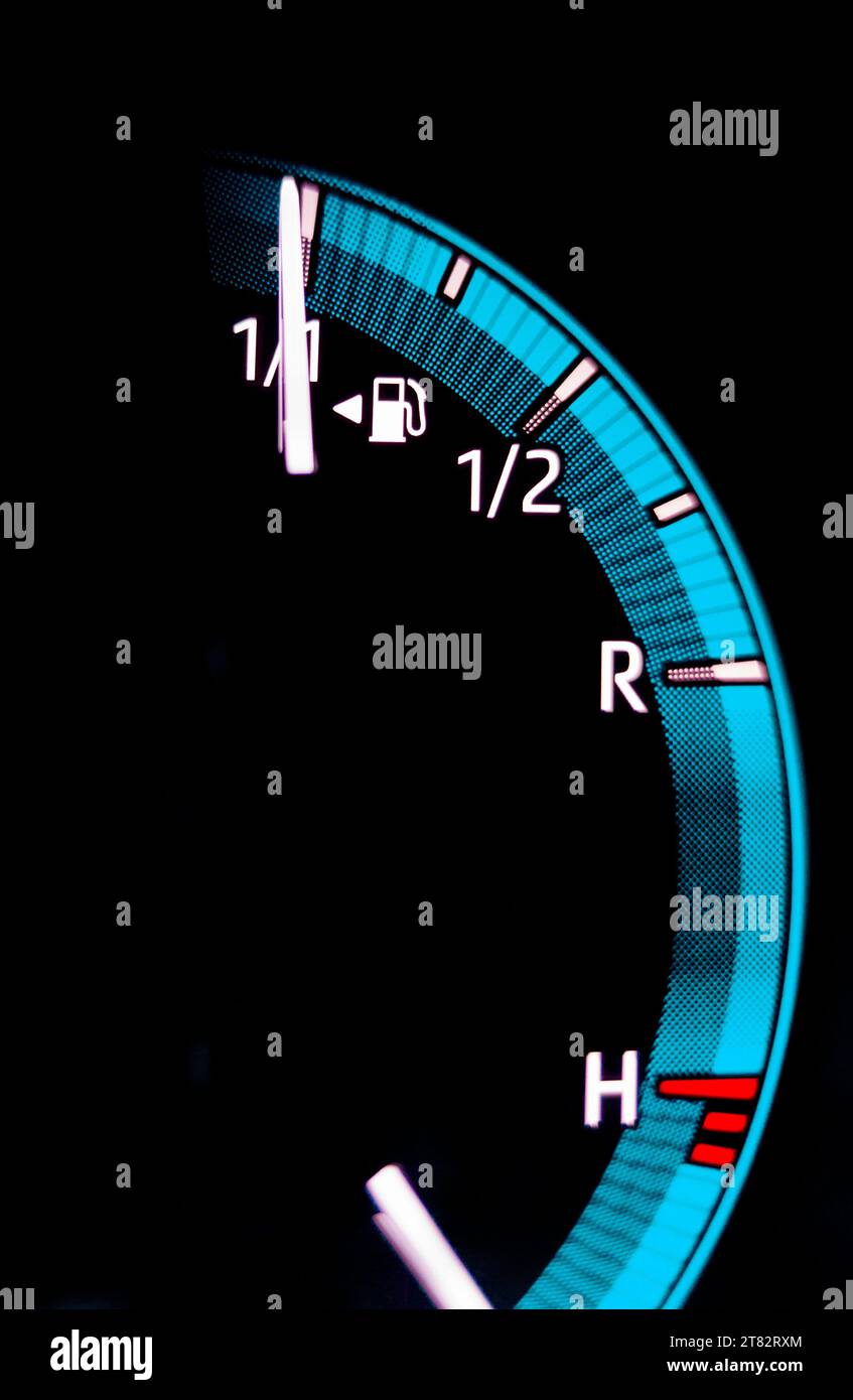 Jauge de carburant de voiture indiquant le réservoir plein. Indicateurs numériques de tableau de bord de voiture Banque D'Images