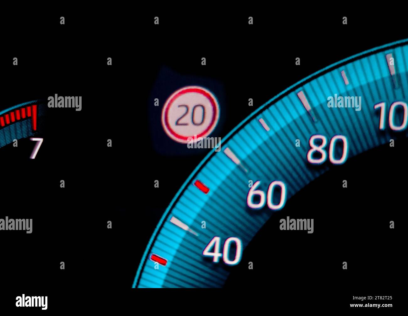Avertissement de limite de vitesse près de l'indicateur de compteur de vitesse. Gros plan sur le tableau de bord numérique d'une voiture Banque D'Images