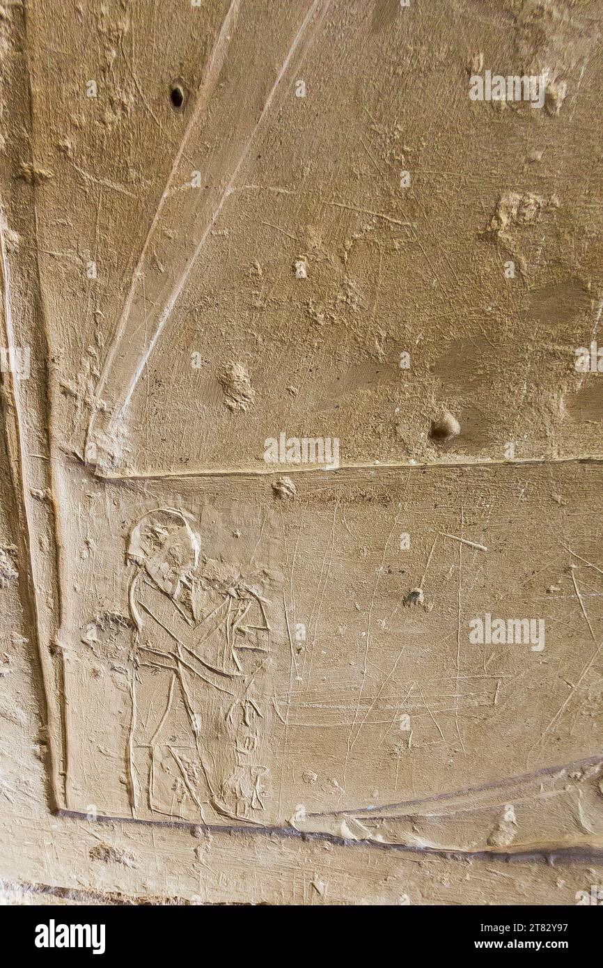 Égypte, Saqqara, tombeau de Mehu, porte d`entrée, petit homme, peut-être un graffito. Banque D'Images