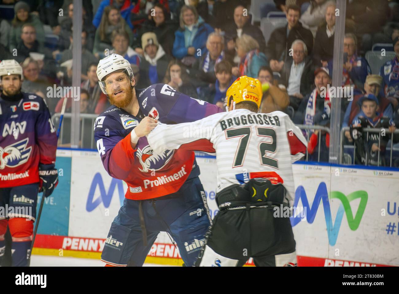 Adler Mannheim gegen Fischtown Pinguins Bremerhaven (PENNY DEL ; Deutsche Eishockey Liga) : Faustkampf zwischen Korbinian Holzer und Phillip Bruggisser Banque D'Images