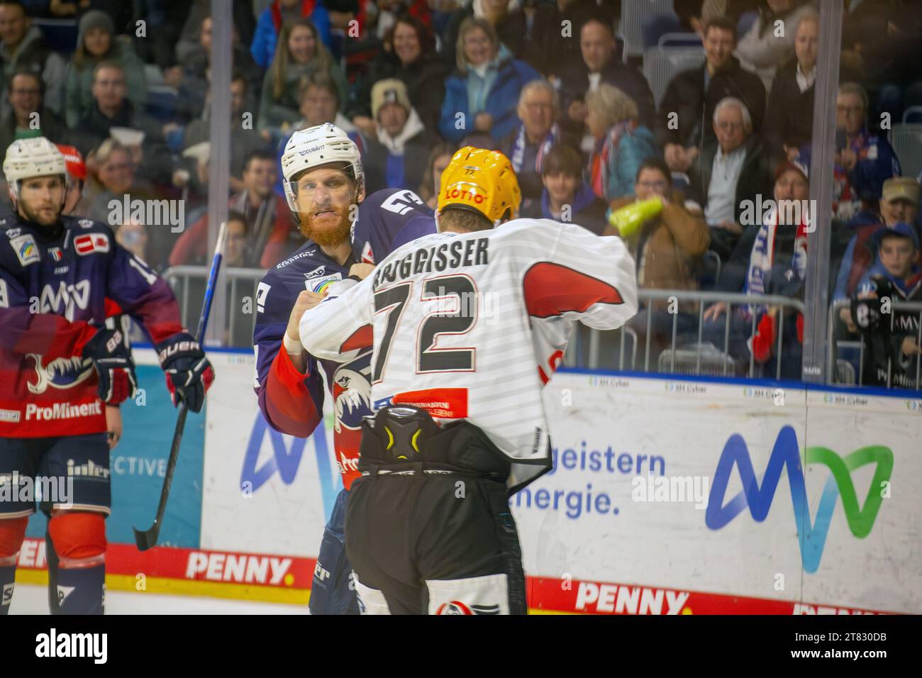 Adler Mannheim gegen Fischtown Pinguins Bremerhaven (PENNY DEL ; Deutsche Eishockey Liga) : Faustkampf zwischen Korbinian Holzer und Phillip Bruggisser Banque D'Images