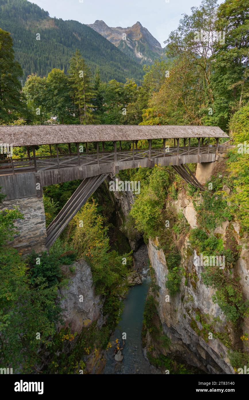 Pont du Diable en bois au-dessus de la gorge Tuxbah dans la communauté Finkenberg, vallée Tuxer Tal, les APLS, Zillertaler Alpen, Tiyol, Autriche, Europe Banque D'Images