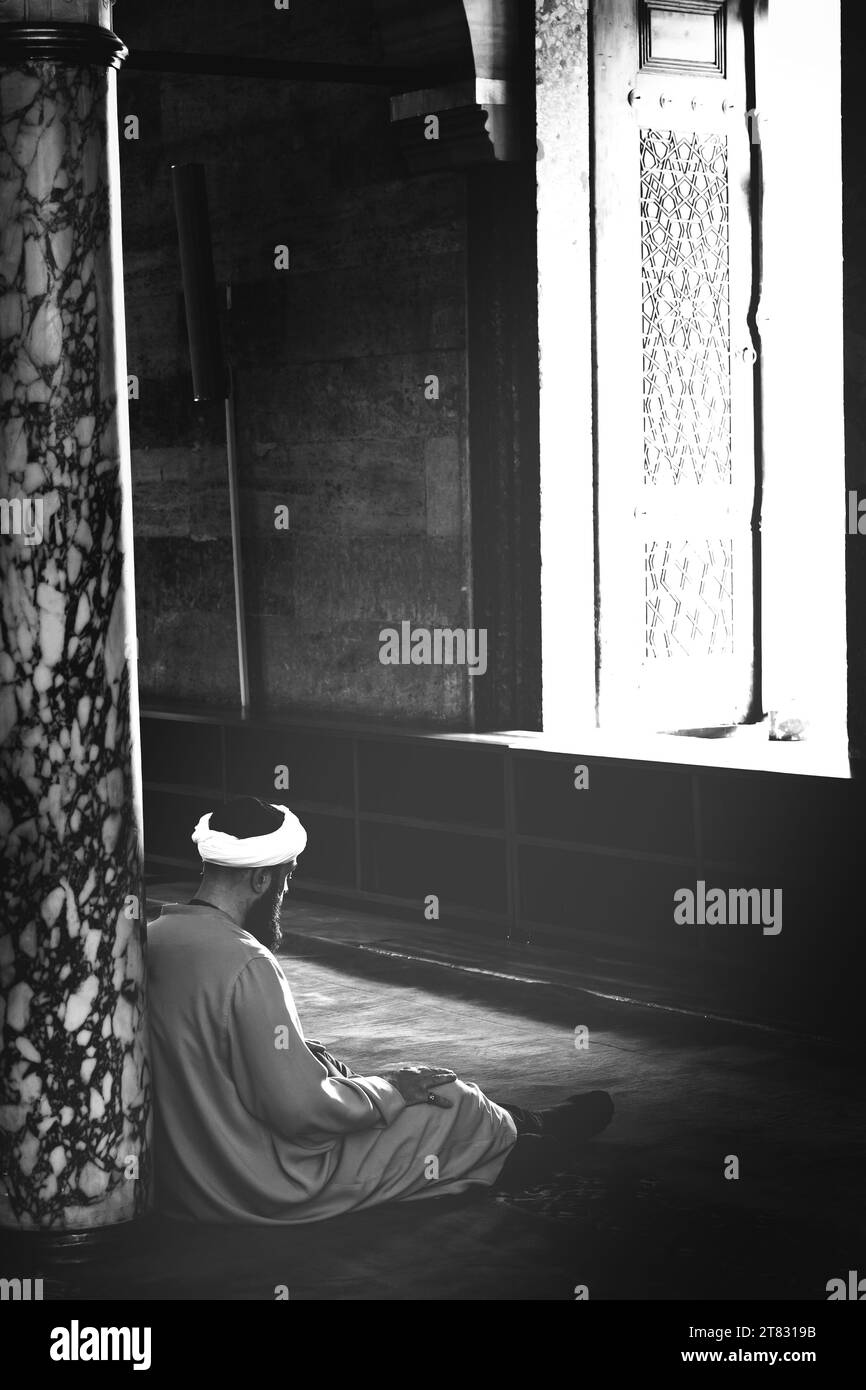 Photo de fond islamique. Un homme mulsim dans la mosquée et priant. Istanbul Turkiye - 7.28.2023 Banque D'Images