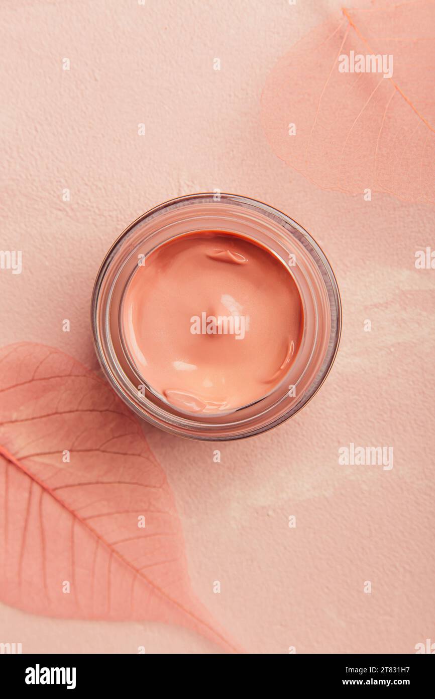 Crème hydratante pour le visage dans un pot, cosmétiques de luxe pour le soin de la peau et produit anti-âge pour la peau saine et la routine de beauté. Vue de dessus. Banque D'Images