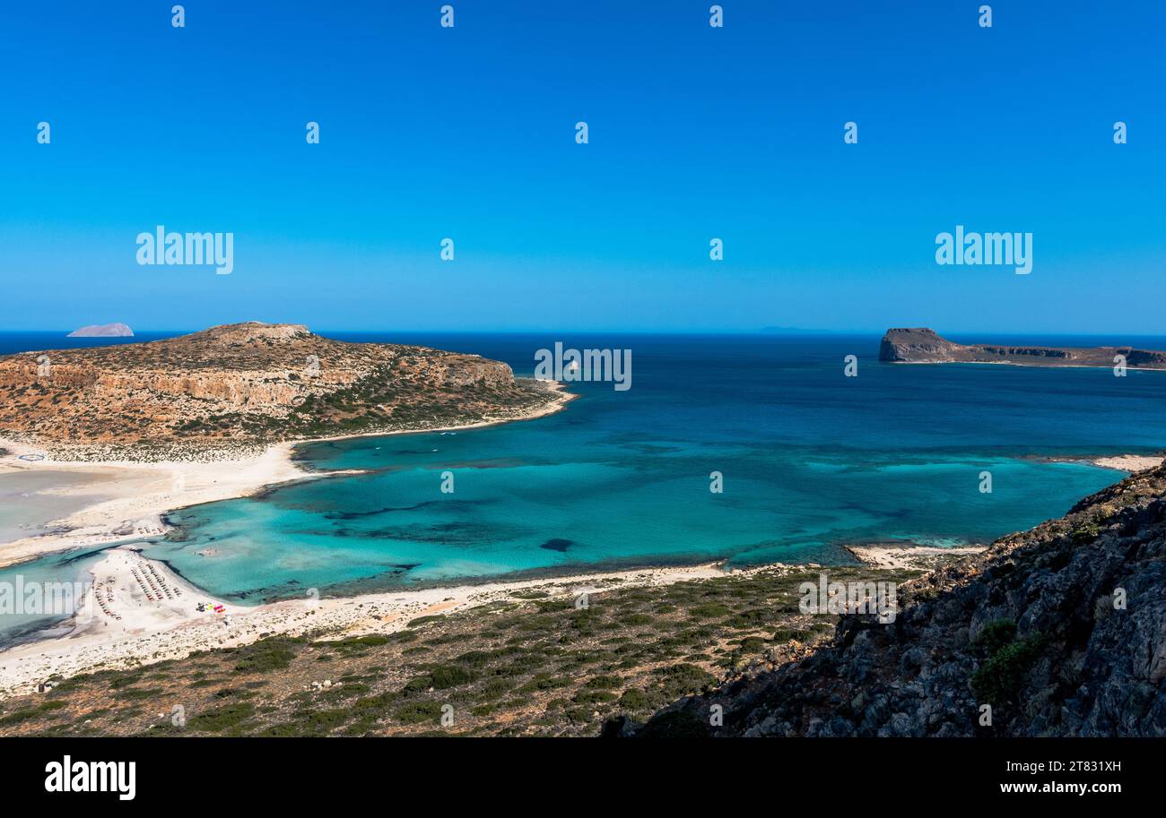 Magnifique lagon à la mer Méditerranée. Balos Bay capture au sommet de la montagne. Vue d'en haut sur une île Gramvousa. Photo panoramique d'en haut. Banque D'Images