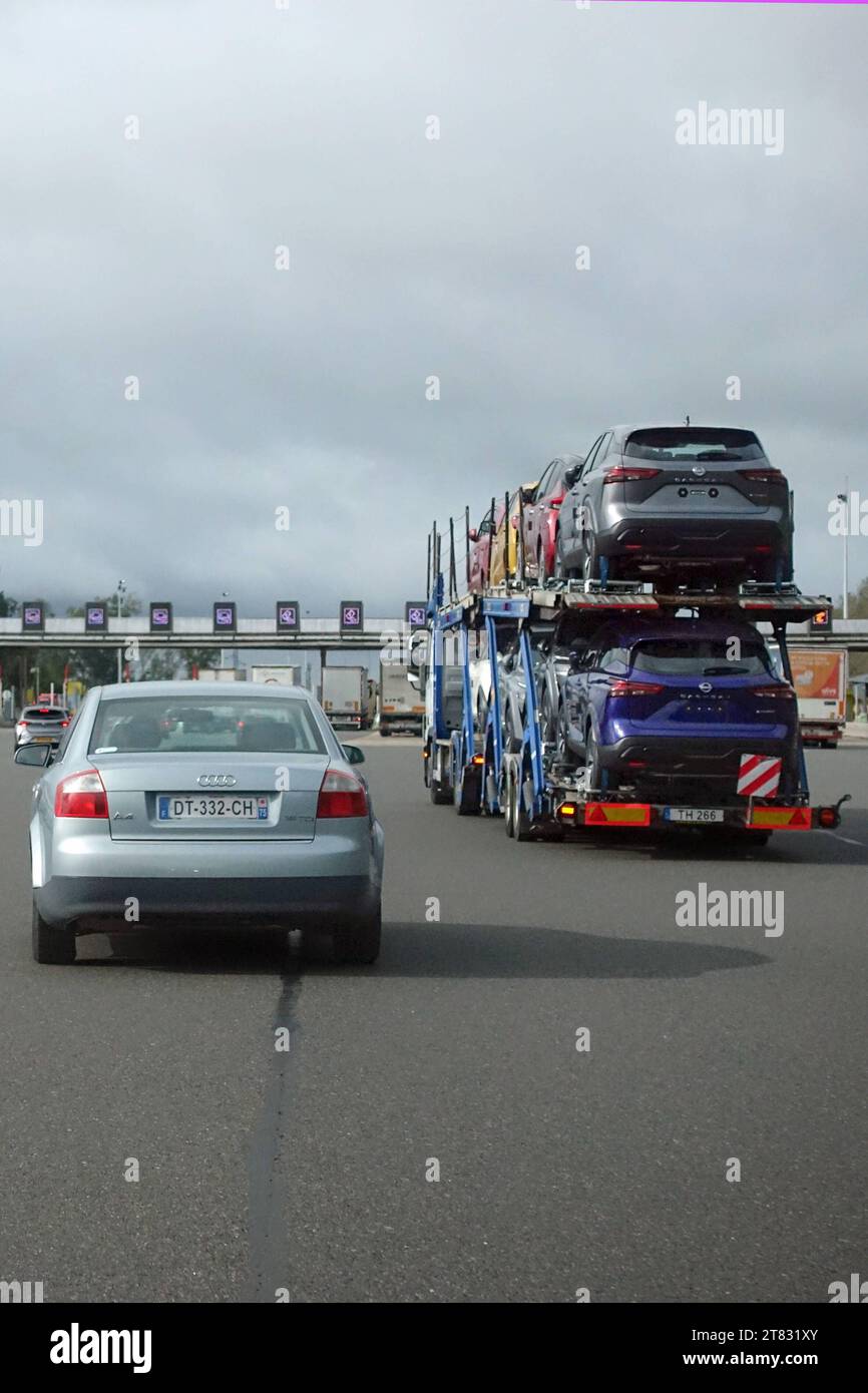 29.09.2023, Ermenonville, Oise, FRA - PKW und LKW auf der A1 fahren auf eine Mautstelle zu. A1, Abgabe, Alltag, aussen, Aussenaufnahme, Autobahn, Autobahnmaut, automobile, autoroute du Nord, Autos, Autotransport, Autotransporter, Autoverkehr, Beitrag, Benutzungsgebuehr, Ermenonville, Europa, europaeisch, Fahrbahn, Fahrzeuge, Frankreich, franzoesisch, Gebuehr, Gebuehren, gebuehrenpflichtig, Gesellschaft, Herbst, HF, Hochformat, Individualverkehr, Jahreszeit, Kontrollstelle, Kosten, kostenpflichtig, Kraftfahrzeuge, Laster, Lastkraftwagen, LKW, Maut, Mautabgabe, Mautgebuehr, Mautgebuehren, Mautpf Banque D'Images