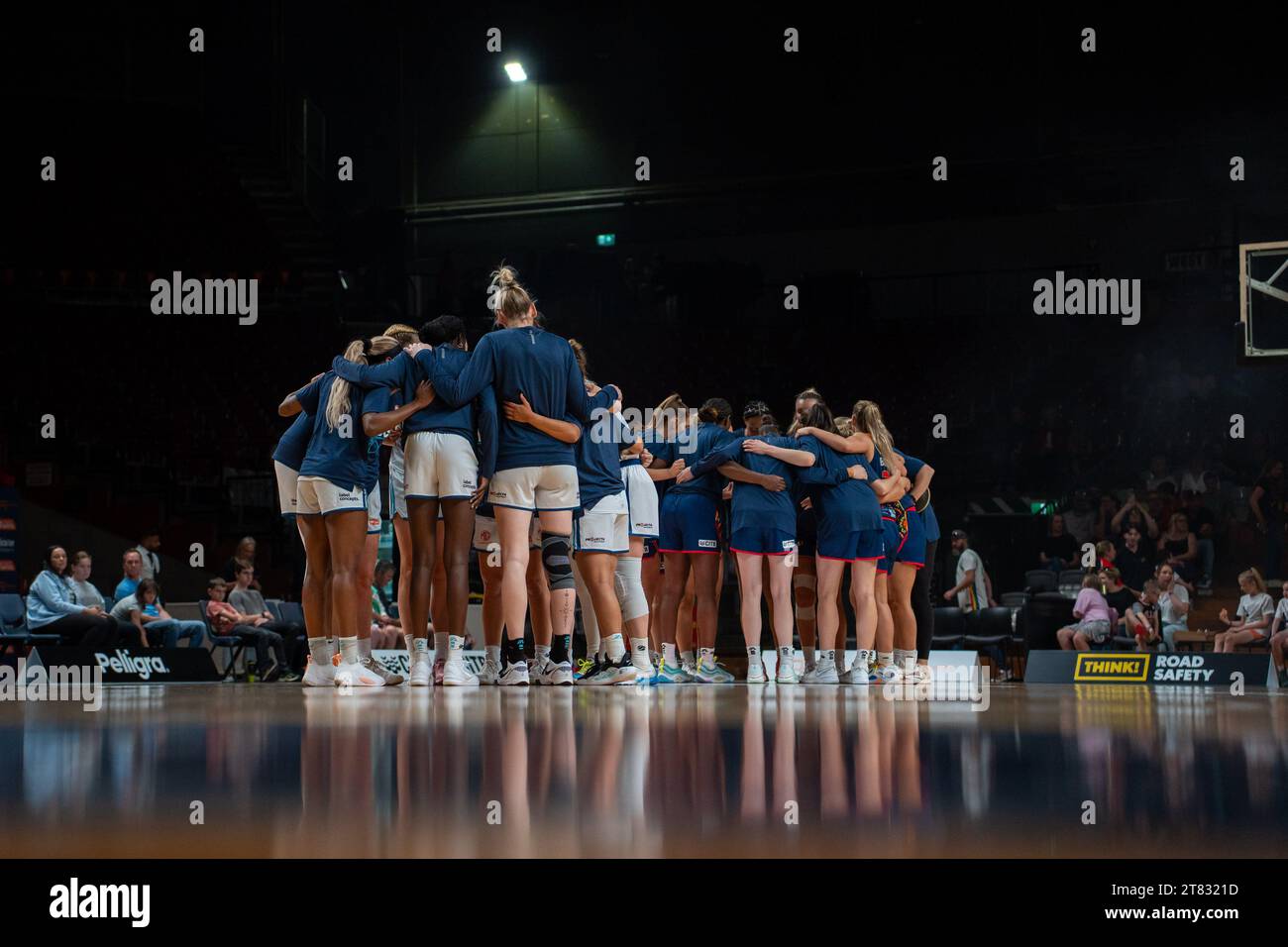 Adélaïde, Australie. 18 novembre 2023. 18 novembre 2023, Adélaïde, Australie : Adélaïde, Australie, 18 novembre 2023 : les deux sets de joueurs se bloquent lors du match Cygnett WNBL entre Adelaide Lightning et Southside Flyers à l'Adelaide 36ers Arena à Adelaide, Australie (image de crédit : © Noe Llamas/Sport Press photo via Credit : Zuma Press/Alamy Live News Banque D'Images