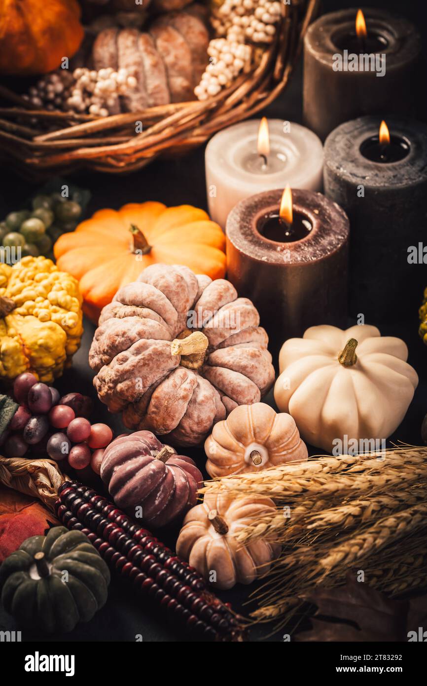 Citrouilles sur une table en bois - Thanksgiving, arrangement de table de vacances sur le thème de l'automne pour une fête saisonnière Banque D'Images