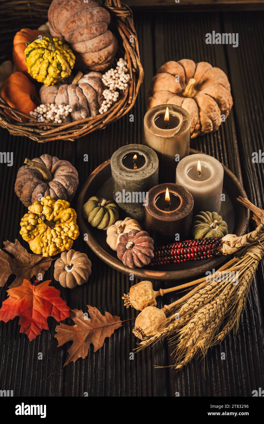 Citrouilles sur une table en bois - Thanksgiving, arrangement de table de vacances sur le thème de l'automne pour une fête saisonnière Banque D'Images