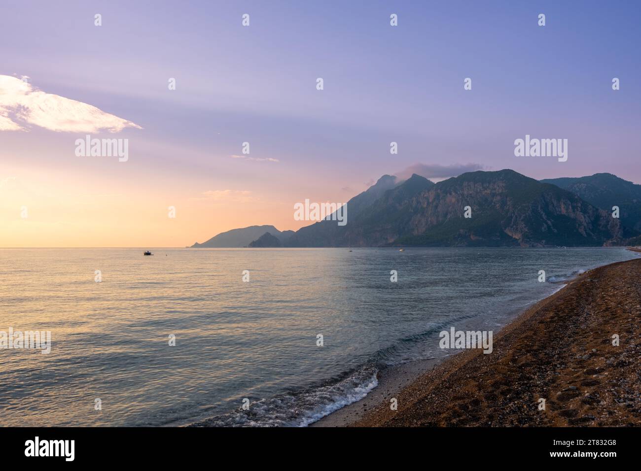 Capturé la beauté sereine de Cirali Beach à Antalya par une journée ensoleillée d'été en 2023. Une scène côtière idyllique, où les eaux Azur rencontrent le doré. Banque D'Images