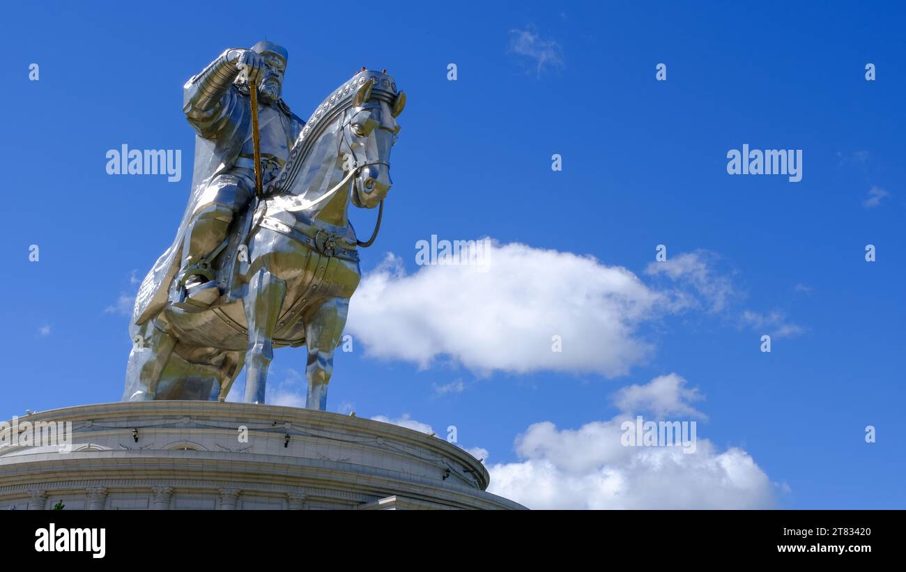 Statue équestre de Gengis Khan sur la rive de la rivière Tuul à Tsonjin Boldog, à 54 km à l'est de la capitale mongole Oulan-Bator Banque D'Images