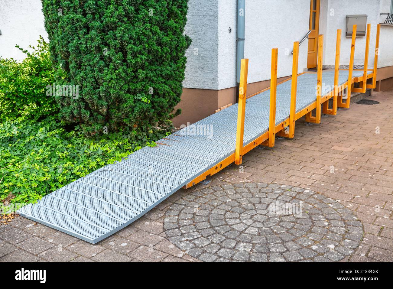 Rampe pour fauteuil roulant installée à l'avant de la maison familiale, zone sans obstacle Banque D'Images