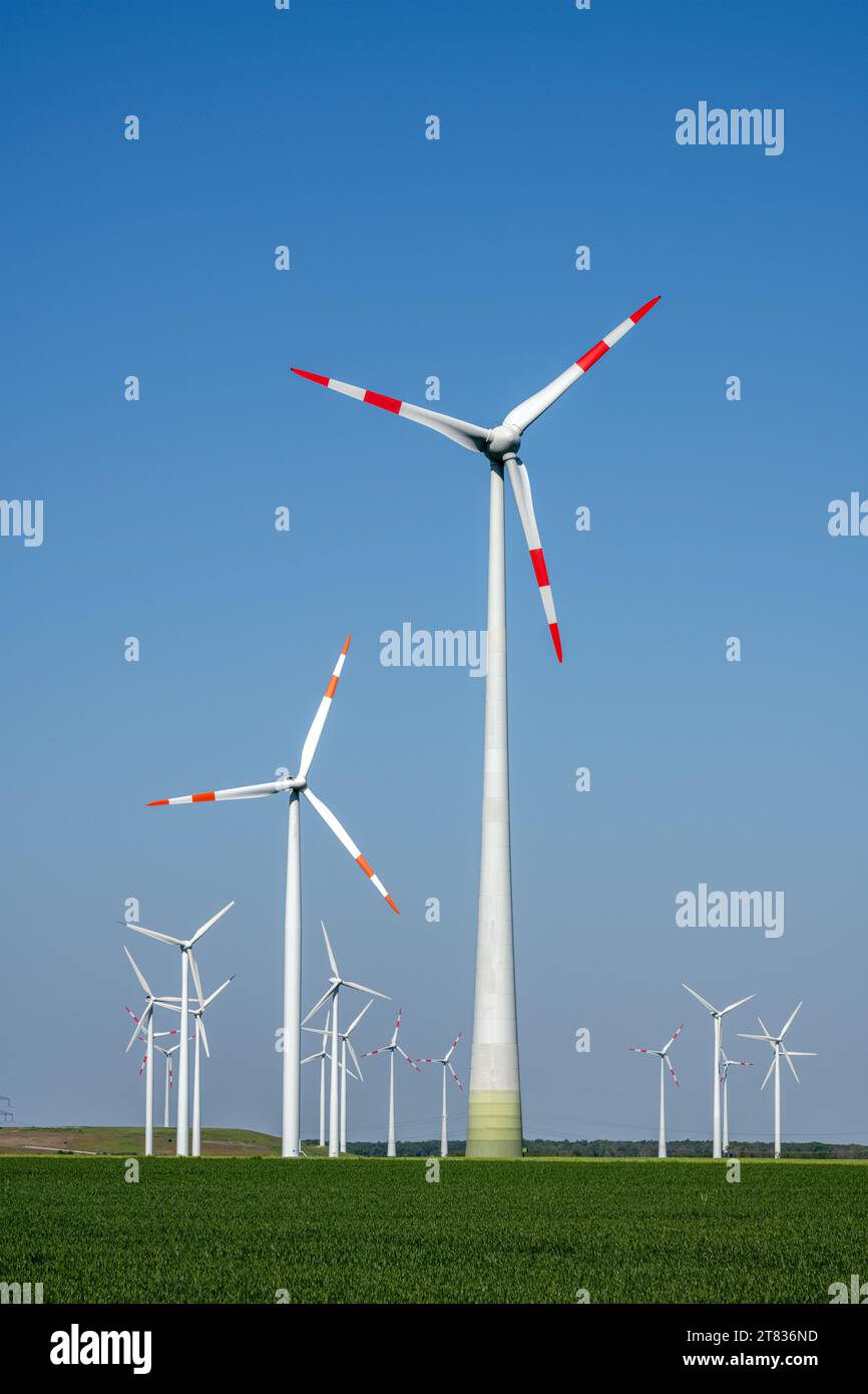 Éoliennes modernes vues dans les zones rurales de l'Allemagne Banque D'Images