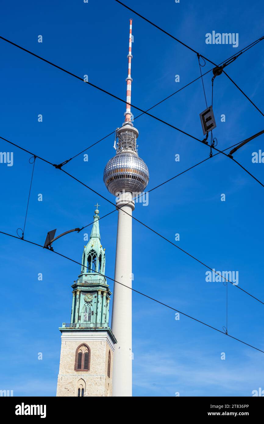 La célèbre tour de télévision à Berlin avec les fils aériens des tramways Banque D'Images
