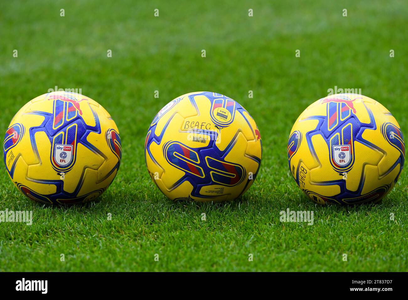 Puma Yellow Sky a misé EFL ball lors du match Sky Bet League 2 entre Notts County et Bradford City à Meadow Lane, Nottingham le samedi 18 novembre 2023. (Photo : Jon Hobley | MI News) crédit : MI News & Sport / Alamy Live News Banque D'Images