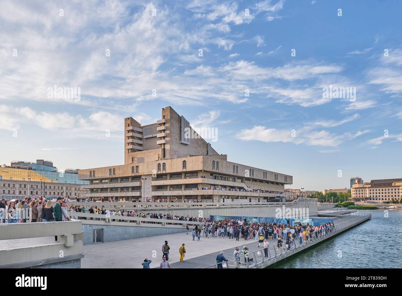 Kazan, Russie - 17 juin 2023 : talus du lac Nizhny Kaban près du théâtre Kamal dans le centre-ville. Les gens marchent et écoutent de la musique au concert gratuit. Banque D'Images