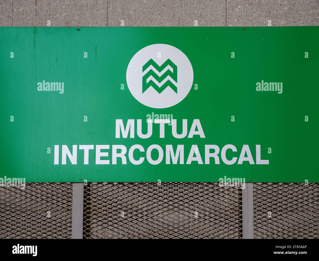 Barcelone, Espagne - 7 octobre 2023 : Mutua Intercomarcal est une mutuelle interrégionale d'assurance contre les accidents du travail et les maladies professionnelles serv Banque D'Images