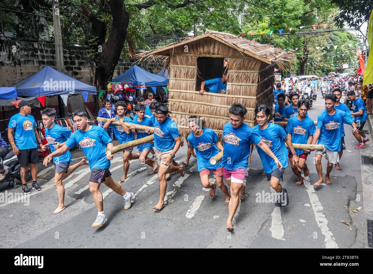 Pasig City, Philippines. 18 novembre 2023. Les résidents participent à la course Buhat Kubo (nipa hutte portante) à Pasig City, aux Philippines, le 18 novembre 2023. La course de Buhat Kubo a eu lieu dans le cadre du festival annuel de Bayanihan. Crédit : Rouelle Umali/Xinhua/Alamy Live News Banque D'Images
