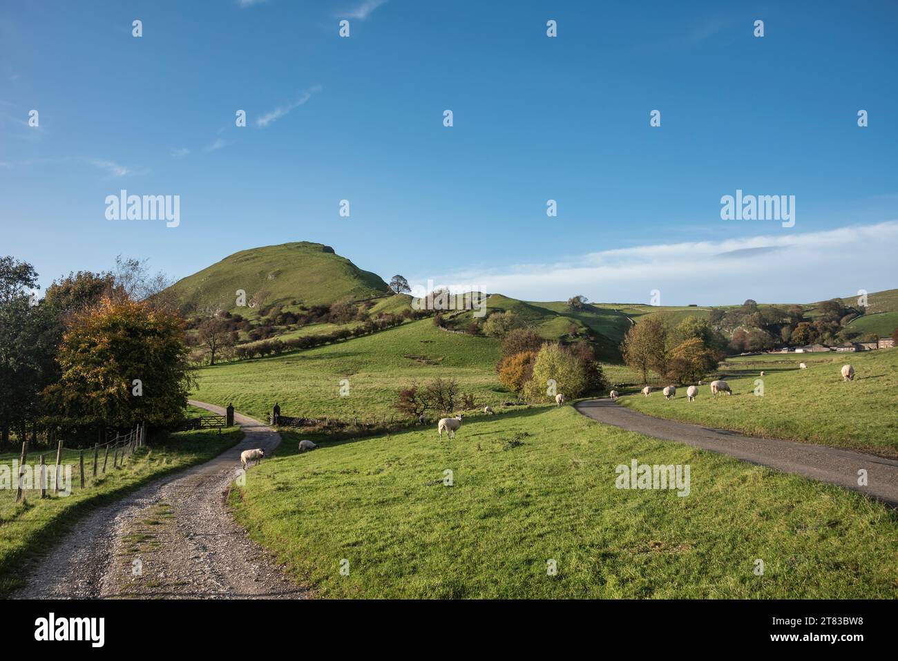 Belle image de paysage de vue le long des ruelles de campagne vers Chrome Hil dans Peak District Nationa lPark en Angleterre Banque D'Images