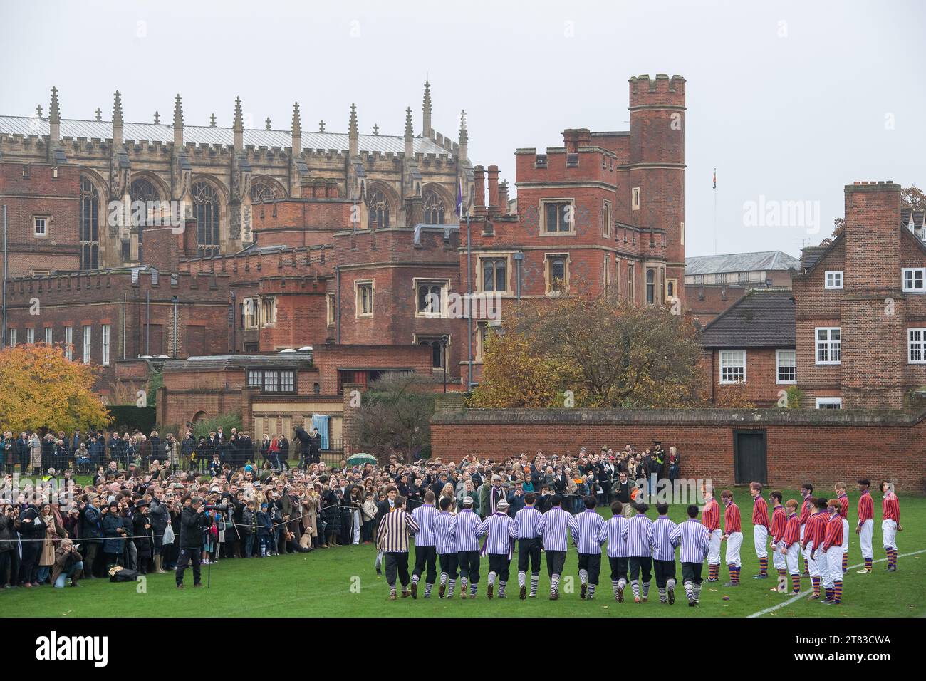 Eton, Windsor, Berkshire, Royaume-Uni. 18 novembre 2023. C'était une journée bien remplie aujourd'hui à Eton pour le célèbre jeu annuel Eton College Wall Game. Le jeu est né à, et est toujours joué à Eton College. Elle est célébrée chaque année le jour de la Saint-André. Les garçons d'Eton College grimpent sur le mur historique à côté des terrains de jeu d'Eton College pour regarder le match et encourager les joueurs. Le Wall Game se joue sur une bande de terrain de 5 mètres de large et 110 mètres de long à côté d’un mur de briques légèrement incurvé érigé en 1717. C'est l'un des deux codes du football joué à Eton, l'autre étant le Eton Field Game. Banque D'Images