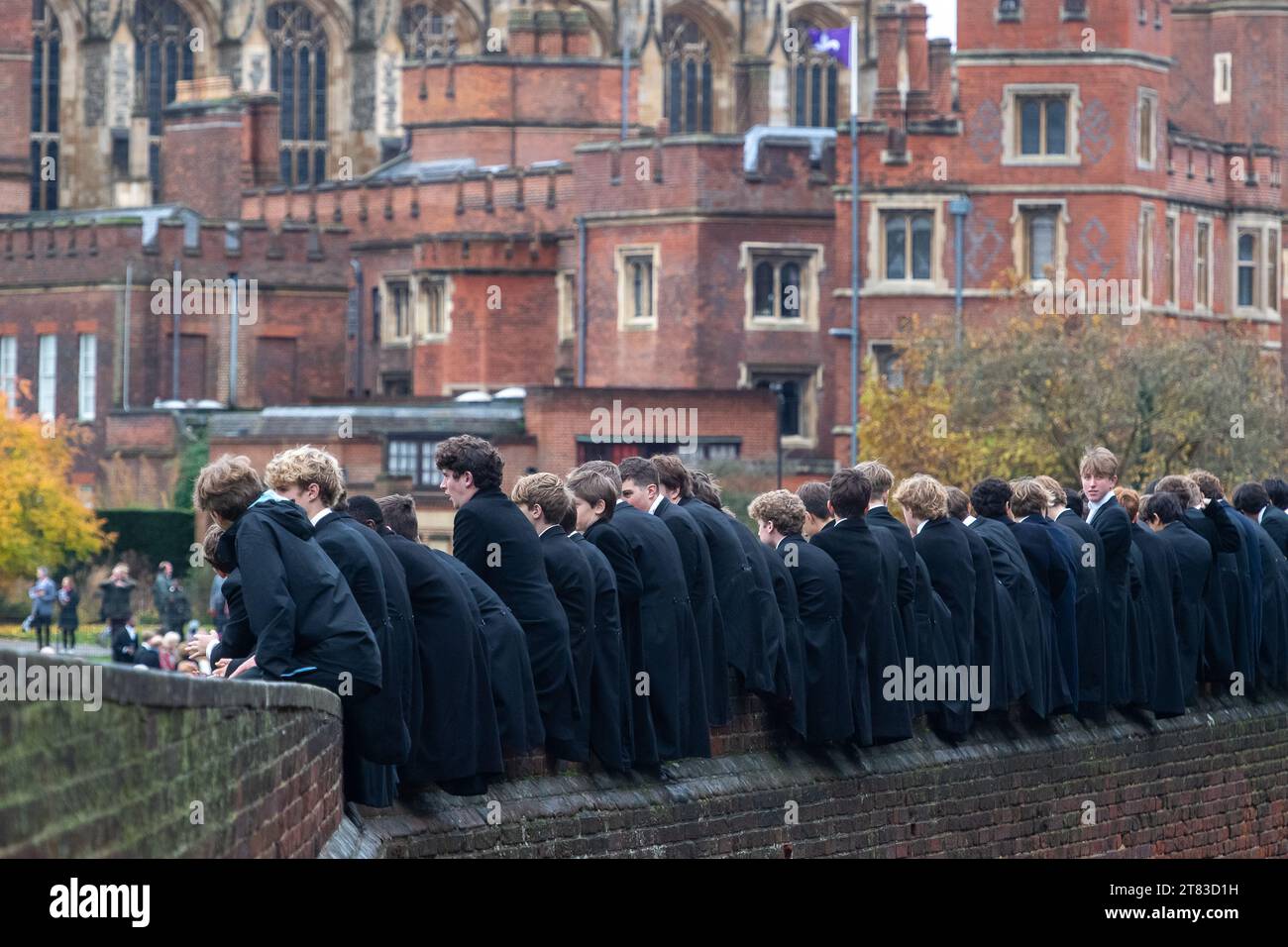 Eton, Windsor, Berkshire, Royaume-Uni. 18 novembre 2023. C'était une journée bien remplie aujourd'hui à Eton pour le célèbre jeu annuel Eton College Wall Game. Le jeu est né à, et est toujours joué à Eton College. Elle est célébrée chaque année le jour de la Saint-André. Les garçons d'Eton College grimpent sur le mur historique à côté des terrains de jeu d'Eton College pour regarder le match et encourager les joueurs. Le Wall Game se joue sur une bande de terrain de 5 mètres de large et 110 mètres de long à côté d’un mur de briques légèrement incurvé érigé en 1717. C'est l'un des deux codes du football joué à Eton, l'autre étant le Eton Field Game. Banque D'Images