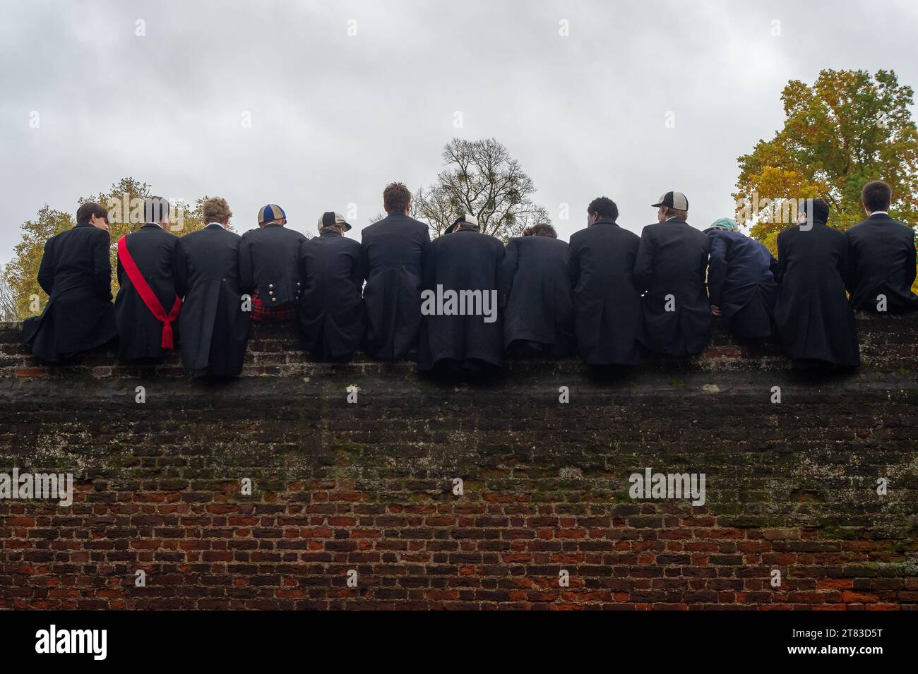 Eton, Windsor, Berkshire, Royaume-Uni. 18 novembre 2023. C'était une journée bien remplie aujourd'hui à Eton pour le célèbre jeu annuel Eton College Wall Game. Le jeu est né à, et est toujours joué à Eton College. Elle est célébrée chaque année le jour de la Saint-André. Les garçons d'Eton College grimpent sur le mur historique à côté des terrains de jeu d'Eton College pour regarder le match et encourager les joueurs. Le Wall Game se joue sur une bande de terrain de 5 mètres de large et 110 mètres de long à côté d’un mur de briques légèrement incurvé érigé en 1717. C'est l'un des deux codes du football joué à Eton, l'autre étant le Eton Field Game. Banque D'Images