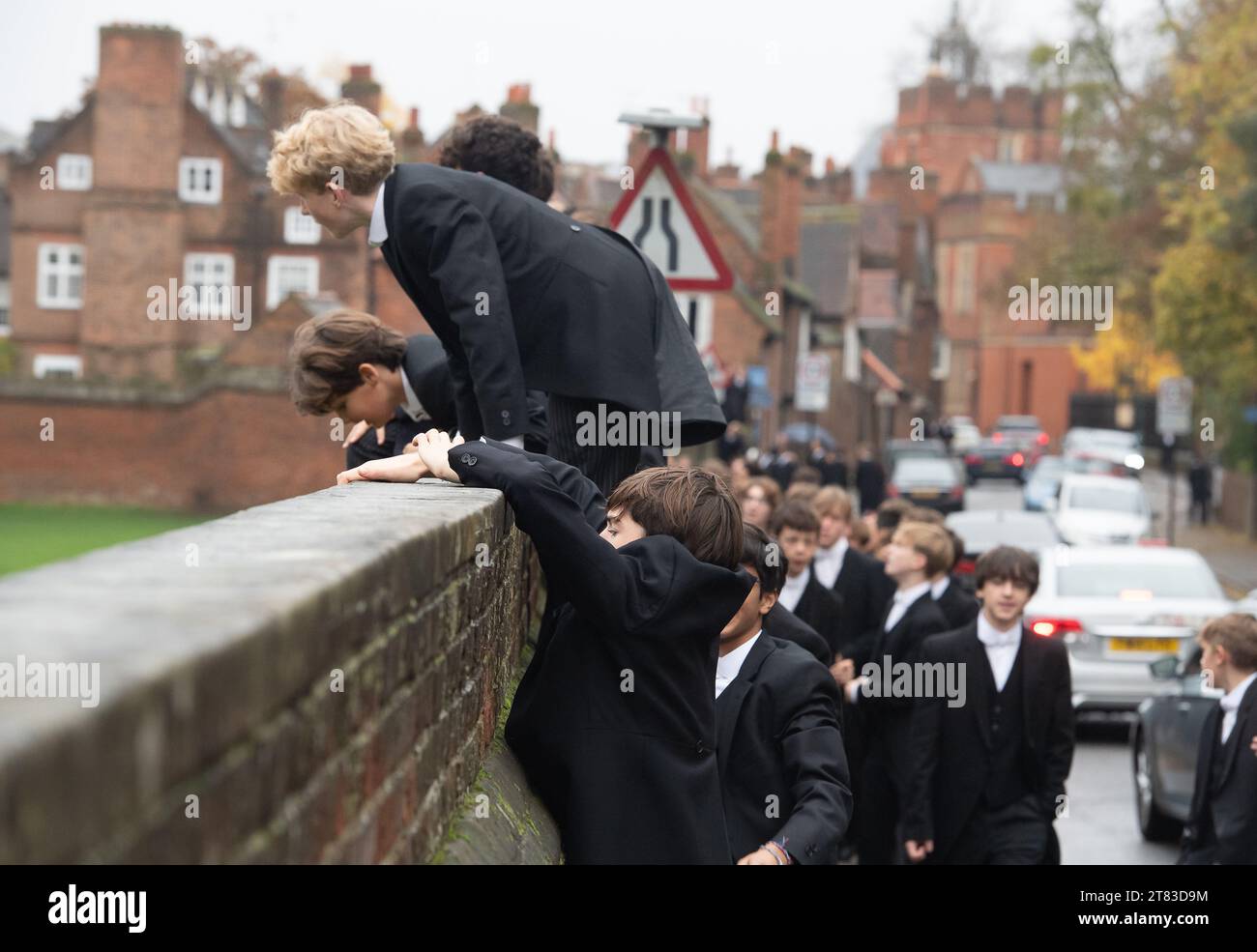 Eton, Windsor, Berkshire, Royaume-Uni. 18 novembre 2023. C'était une journée bien remplie aujourd'hui à Eton pour le célèbre jeu annuel Eton College Wall Game. Le jeu est né à, et est toujours joué à Eton College. Elle est célébrée chaque année le jour de la Saint-André. Les garçons d'Eton College grimpent sur le mur historique à côté des terrains de jeu d'Eton College pour regarder le match et encourager les joueurs. Le Wall Game se joue sur une bande de terrain de 5 mètres de large et 110 mètres de long à côté d’un mur de briques légèrement incurvé érigé en 1717. C'est l'un des deux codes du football joué à Eton, l'autre étant le Eton Field Game. Banque D'Images