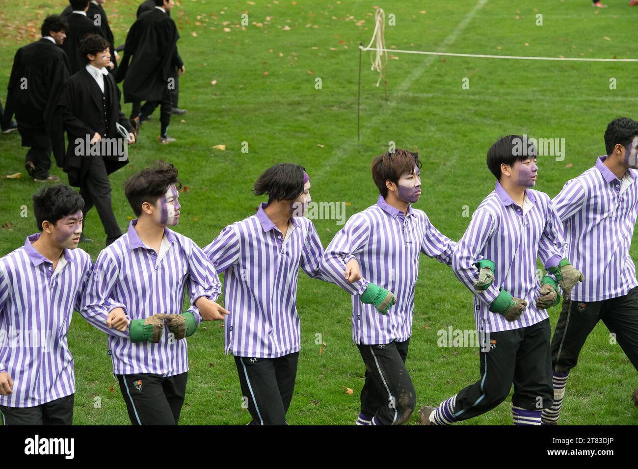 Eton, Windsor, Berkshire, Royaume-Uni. 18 novembre 2023. C'était une journée bien remplie aujourd'hui à Eton pour le célèbre jeu annuel Eton College Wall Game. Le jeu est né à, et est toujours joué à Eton College. Elle est célébrée chaque année le jour de la Saint-André. Les garçons d'Eton College grimpent sur le mur historique à côté des terrains de jeu d'Eton College pour regarder le match et encourager les joueurs. Le Wall Game se joue sur une bande de terrain de 5 mètres de large et 110 mètres de long à côté d’un mur de briques légèrement incurvé érigé en 1717. C'est l'un des deux codes du football joué à Eton, l'autre étant le Eton Field Game. Banque D'Images