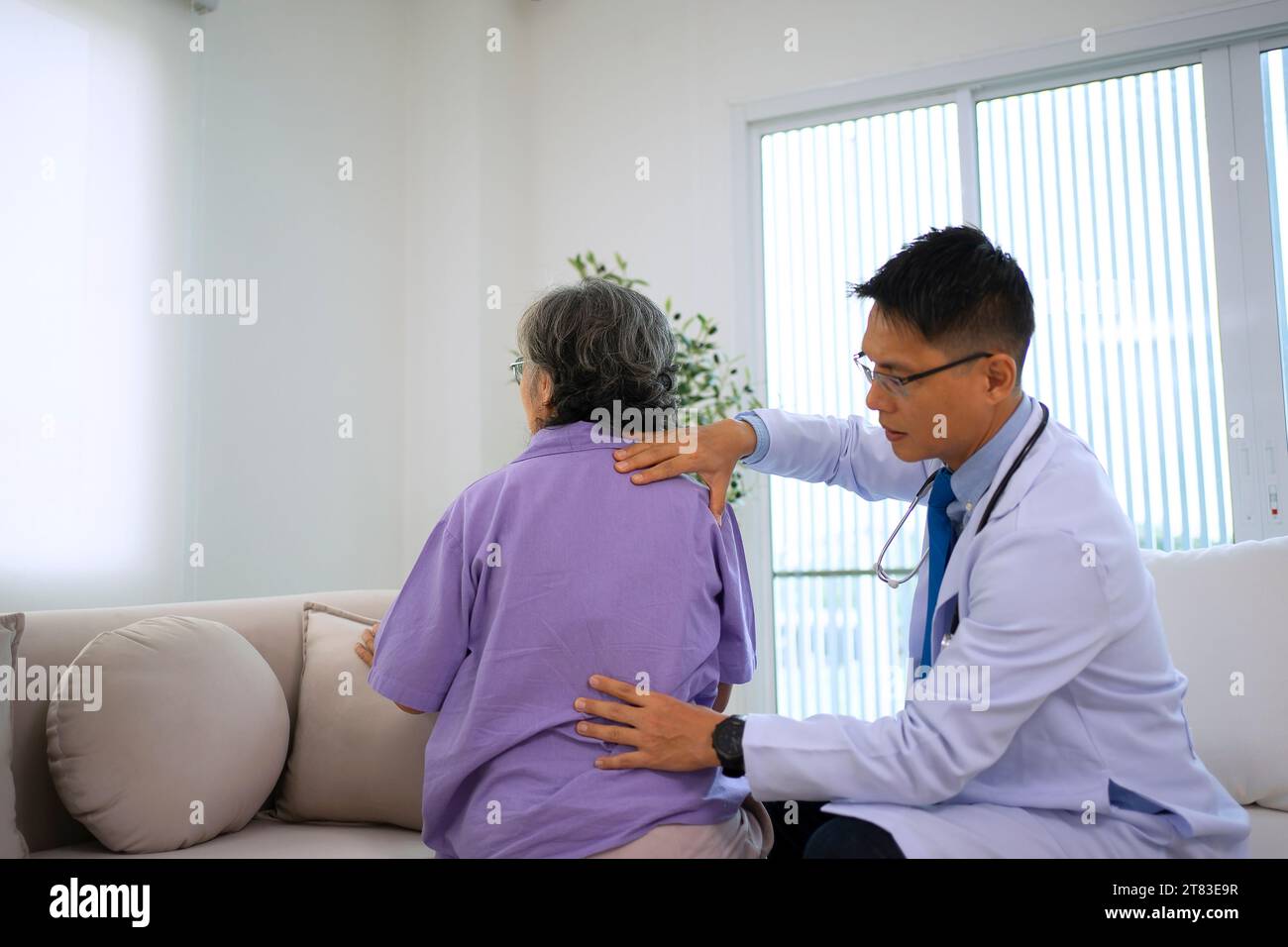 Médecin et patient à la clinique de beauté. Soins de santé et concept de beauté. Banque D'Images