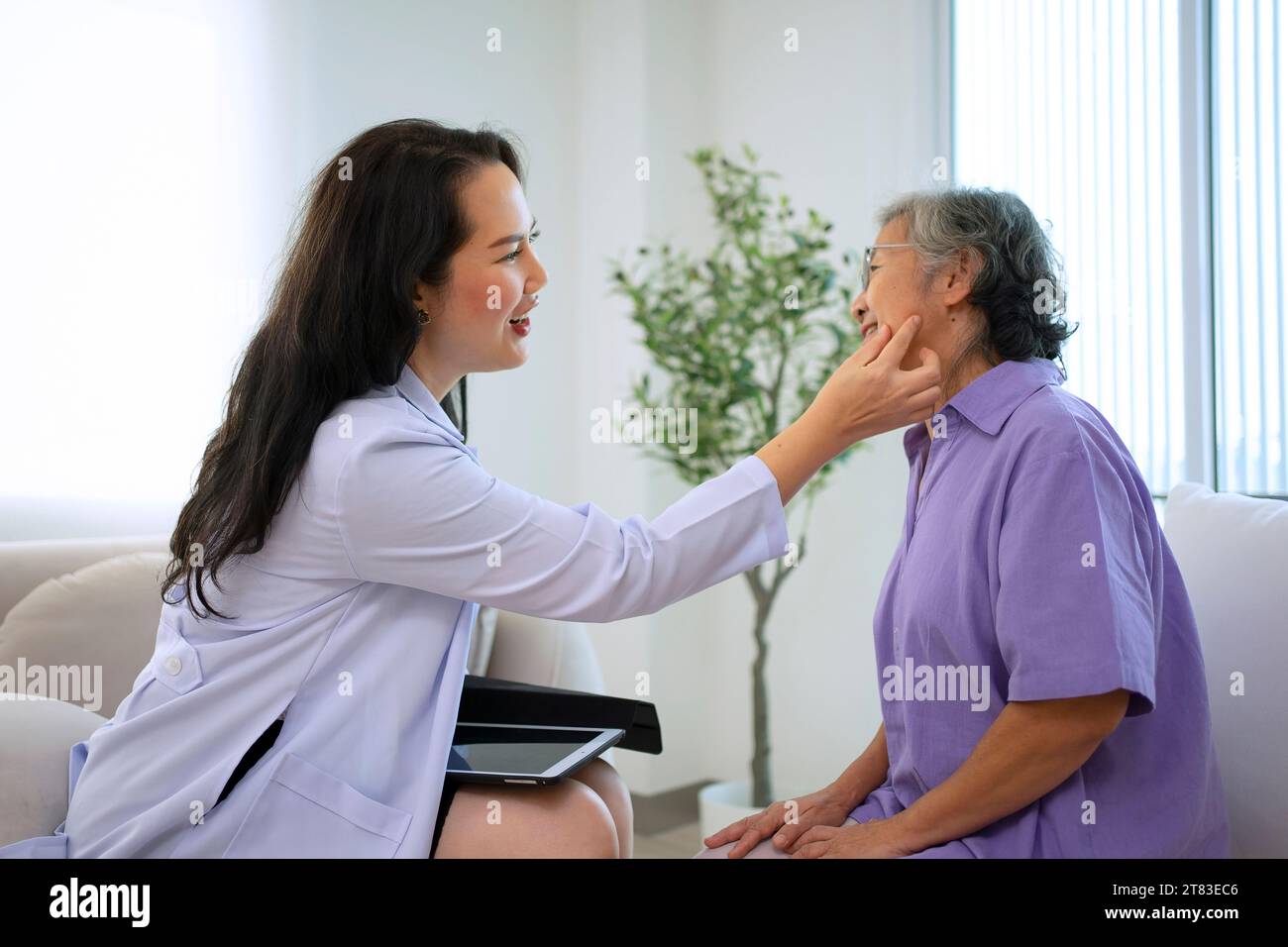 Médecin et patient à la clinique de beauté. Soins de santé et concept de beauté. Banque D'Images