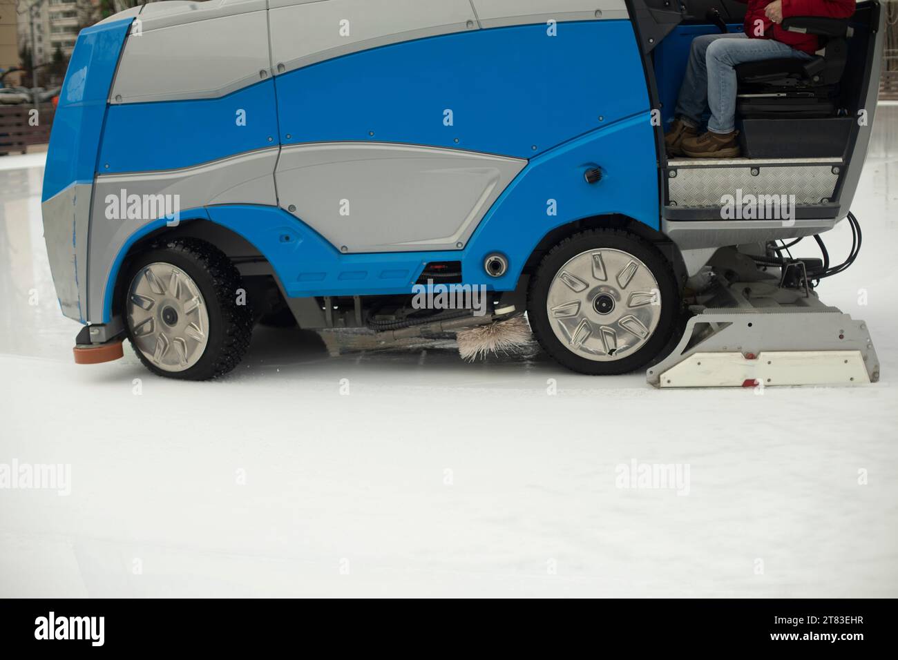 Nettoyage de glace dans le stade. Préparation de glace. Machine à verser la patinoire. Entretien du parc. Banque D'Images