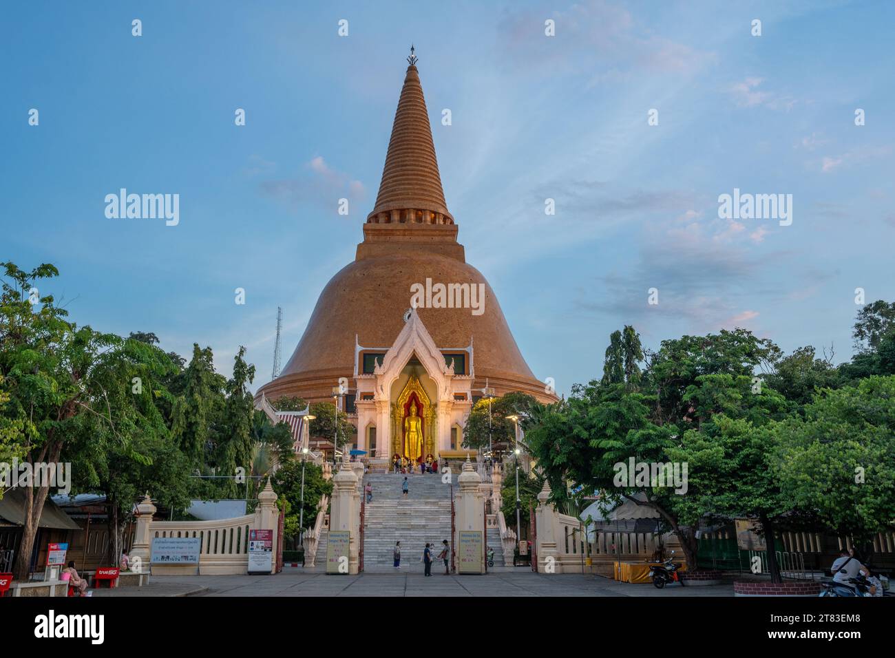 Phra Pathom Chedi Ratchaworamahawihan dans Nakhon Pathom Thaïlande Asie Banque D'Images