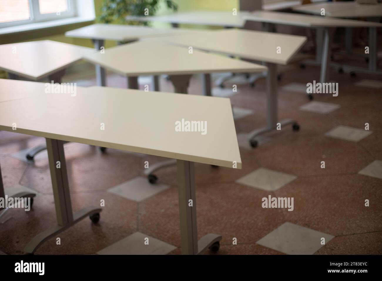 Tables en loisirs. Pupitres scolaires. Beaucoup de tables. Salle de classe. Banque D'Images