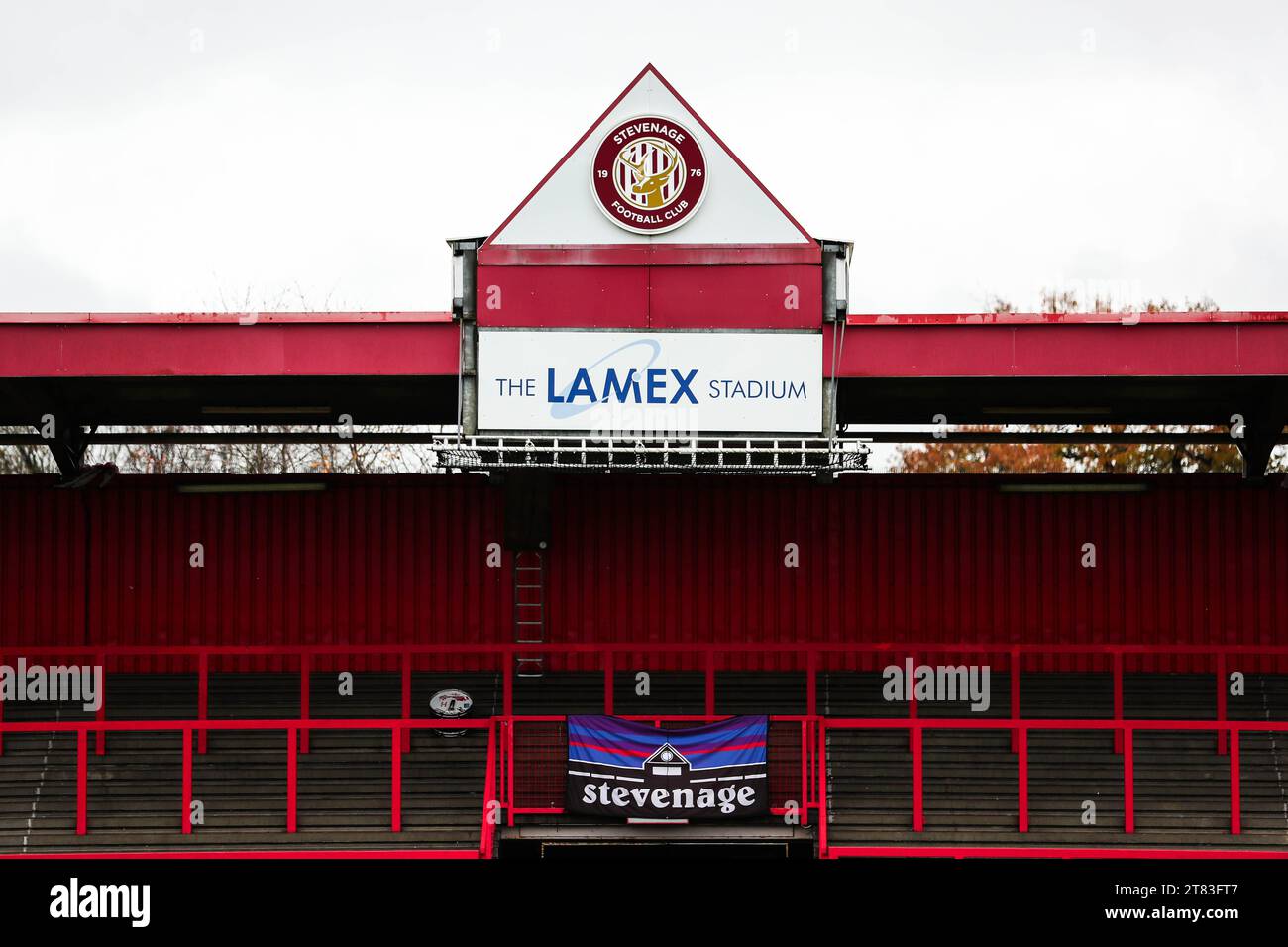 Une vue générale du stade Lamex pendant le match Sky Bet League One au stade Lamex, Stevenage. Date de la photo : Samedi 18 novembre 2023. Banque D'Images