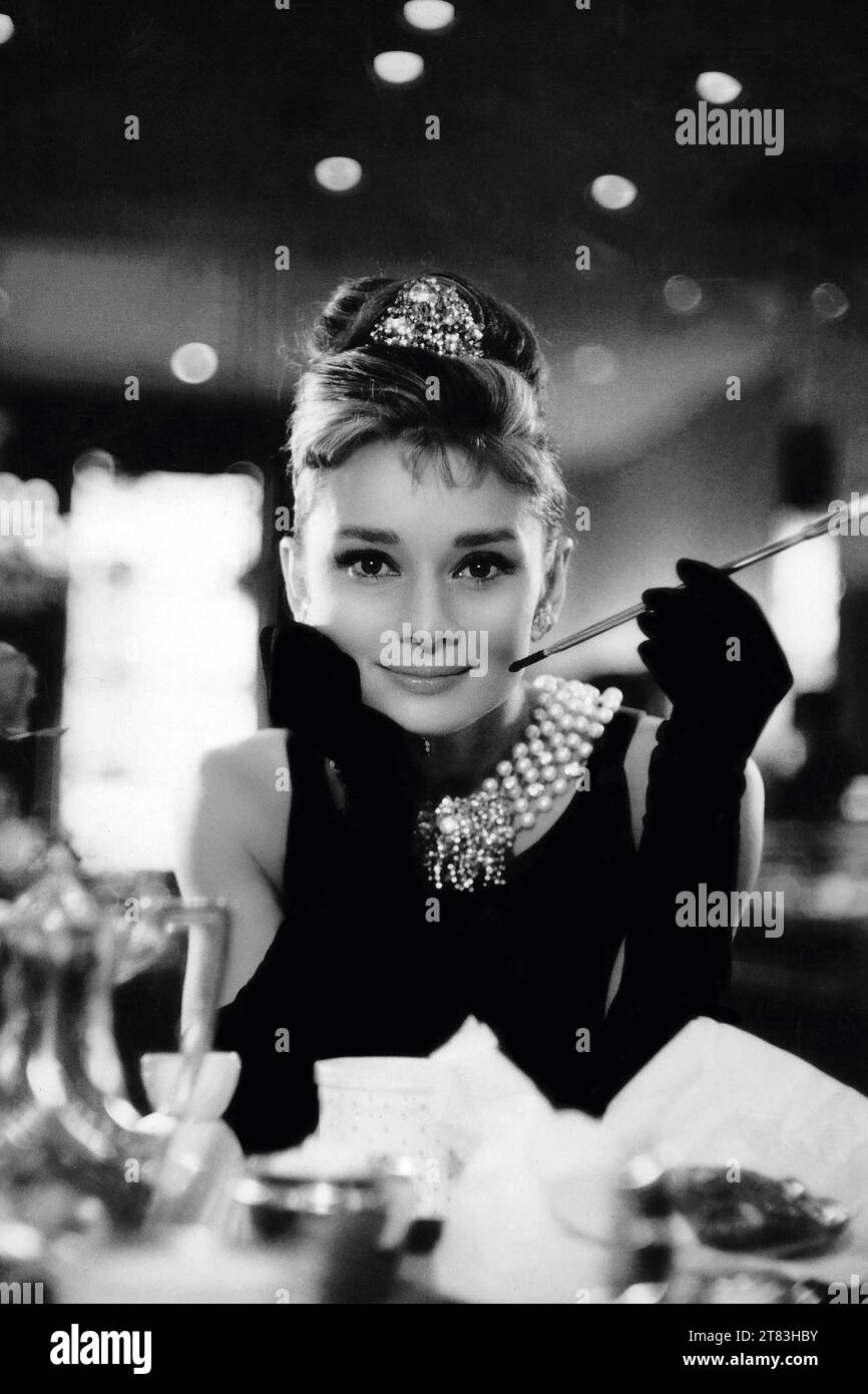 Tirage photo noir et blanc avec une photo emblématique d'Audrey Hepburn Breakfast chez Tiffany's. Banque D'Images