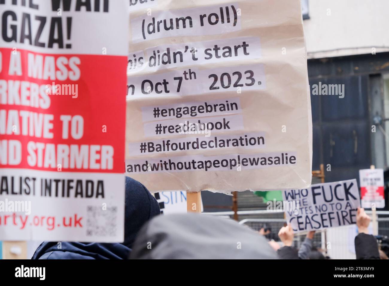 Camden, Londres, Royaume-Uni. 18 novembre 2023. Des Palestiniens pro marchent à travers Camden jusqu'au bureau de circonscription de Sir Keir Starmer. Crédit : Matthew Chattle/Alamy Live News Banque D'Images