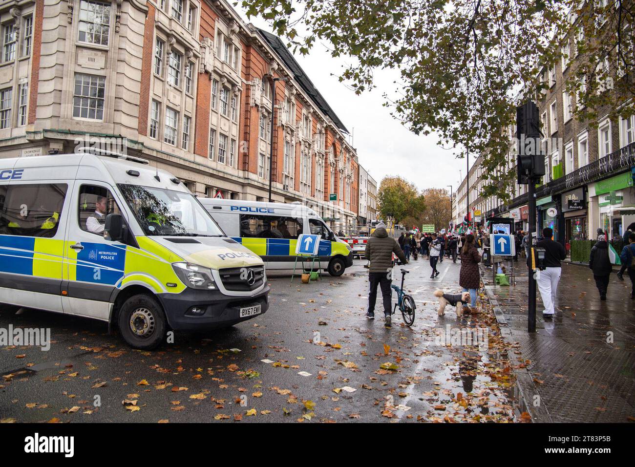 18 novembre 2023. Londres, Royaume-Uni. Présence policière devant le bureau du député de Kier Starmer et du député de Tulip Siddiq, Crowndale Centre, Londres, plaidant pour un cessez-le-feu à Gaza. Photo : Eddie Chalmers/Pathos Banque D'Images