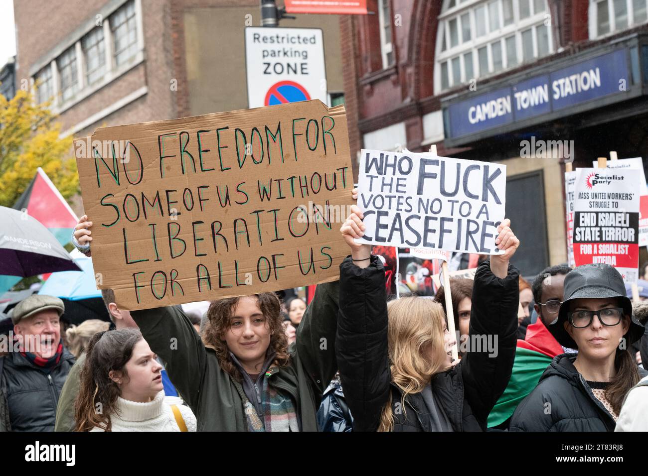 Londres, Royaume-Uni. 18 novembre 2023. Les partisans de la Palestine marchent vers les bureaux du chef du parti travailliste Sir Keir Starmer, député de Holborn et St Pancras, et du député travailliste de Hampstead et Kilburn Tulip Siddiq. M. Starmer a précédemment imposé un whip du parti contre ses députés soutenant une motion parlementaire demandant un cessez-le-feu dans le conflit israélo-Gaza, où le bureau des droits de l'homme de l'ONU affirme que les violations commises par Israël contre les Palestiniens à la suite de l'attaque du Hamas du 7 octobre pointent vers un génocide en cours à Gaza. Crédit : Ron Fassbender/Alamy Live News Banque D'Images