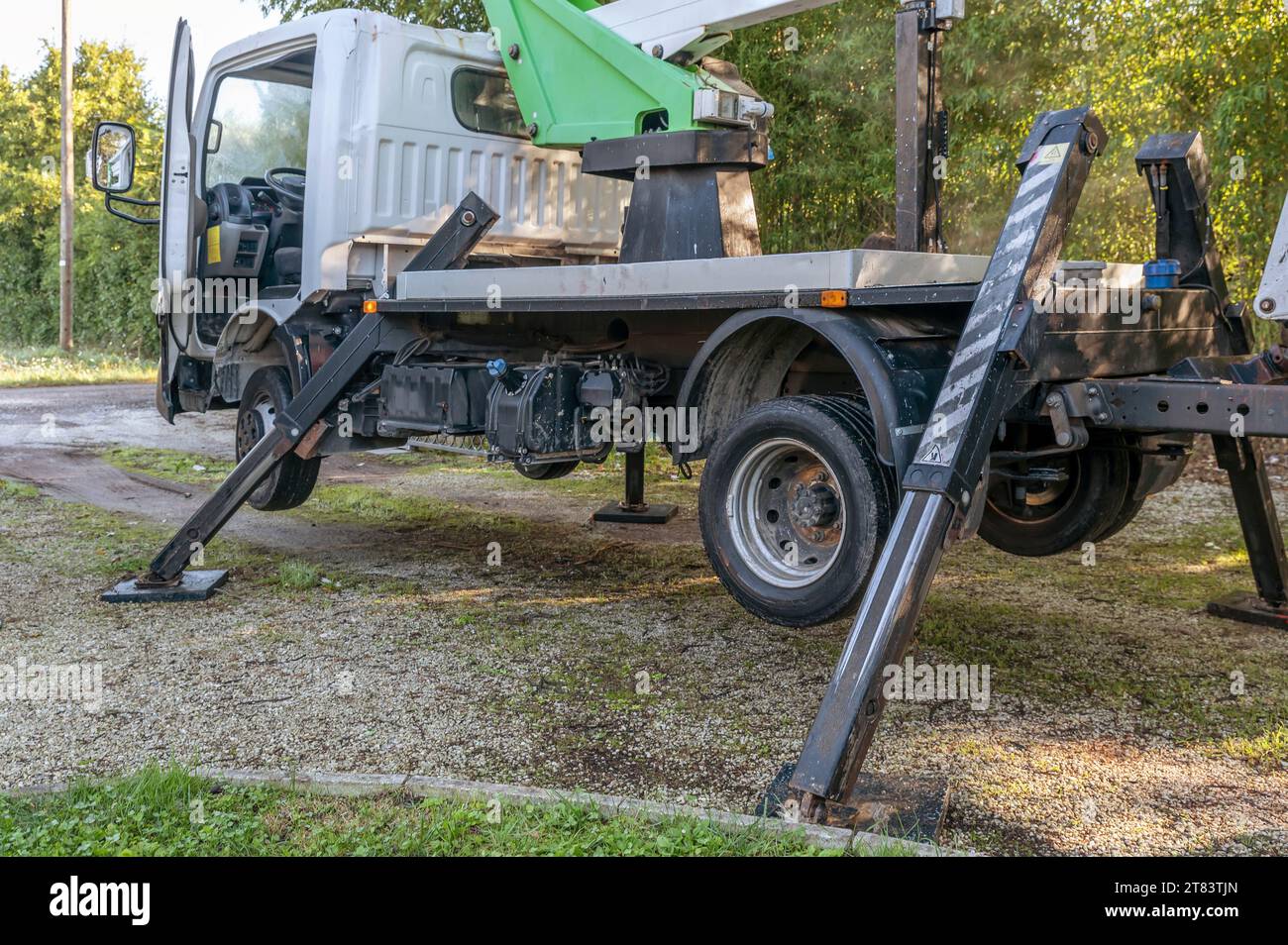 Un chariot à plate-forme aérienne est complètement relevé avec quatre stabilisateurs Banque D'Images