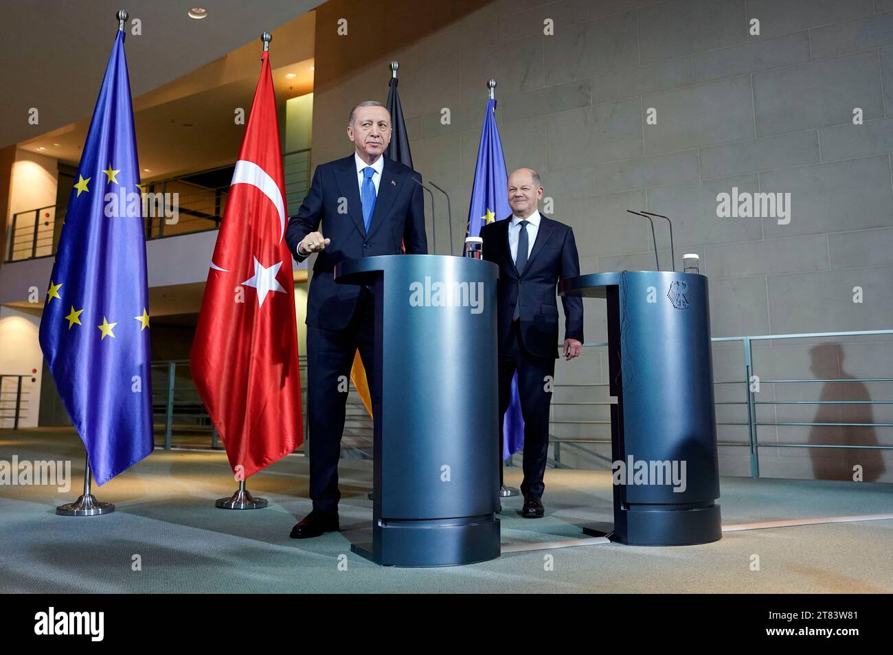 Recep Tayyip Erdogan und OLAF Scholz beim Empfang des Präsidenten der Republik Türkei zu einem gemeinsamen Gespräch mit dem Bundeskanzler im Bundeskanzleramt. Berlin, 17.11.2023 Banque D'Images