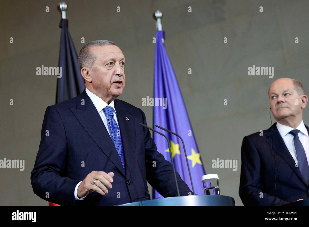 Recep Tayyip Erdogan und OLAF Scholz beim Empfang des Präsidenten der Republik Türkei zu einem gemeinsamen Gespräch mit dem Bundeskanzler im Bundeskanzleramt. Berlin, 17.11.2023 Banque D'Images