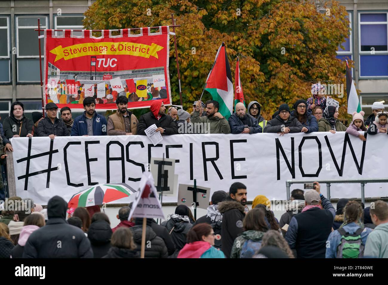 Stevenage, Royaume-Uni. 18 novembre 2023. Palestine Solidarity Campaign a organisé une journée d'action à travers tout le Royaume-Uni. Le groupe a organisé des marches locales dans tout le Royaume-Uni. Un groupe de personnes s'est réuni à Stevenage, au Royaume-Uni, pour appeler à un cessez-le-feu en Palestine. Le groupe a commencé sur les terrains de jeux du roi George V et a marché vers le centre-ville. Il y avait des groupes du Stevenage Muslim Community Centre et de Stevenage TUC Palestine Solidarity Campaign UK. Andrew Steven Graham/Alamy Live News Banque D'Images