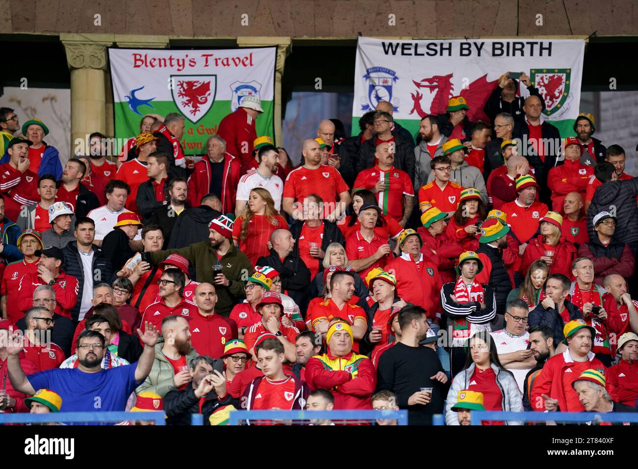 Supporters du pays de Galles vus lors du match de qualification du Groupe D de l'UEFA Euro 2024 au stade républicain Vazgen Sargsyan, à Erevan. Date de la photo : Samedi 18 novembre 2023. Banque D'Images