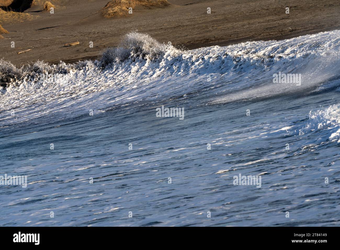 Océan Atlantique sauvage dans Valahnúkamöl sud-ouest de l'Islande péninsule de Reykjanes Banque D'Images