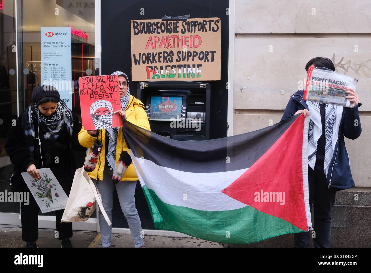 Oxford Street, Londres, Royaume-Uni. 18 novembre 2023. Manifestation palestinienne devant une banque HSBC sur Oxford Street, à Londres. Crédit : Alamy Live News Banque D'Images