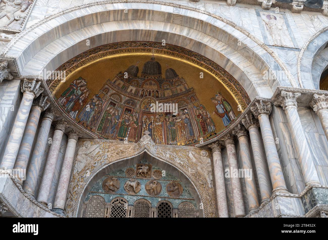 Au-dessus de la façade côté ouest de cinq porches ouverts à la Basilica di San Marco, (Basilique, Saint Marc) sur la Piazza San Marco, (place Saint Marc) à Ven Banque D'Images