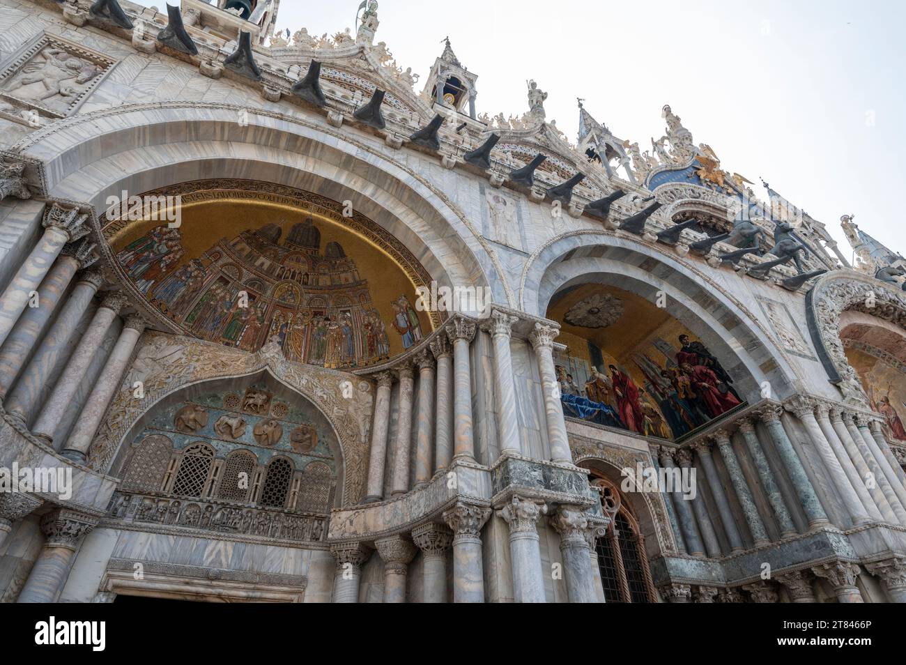 Au-dessus de la façade côté ouest de cinq porches ouverts à la Basilica di San Marco, (Basilique, Saint Marc) sur la Piazza San Marco, (place Saint Marc) à Ven Banque D'Images