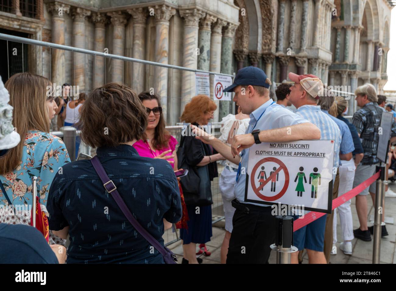 Un contrôle de sécurité, ainsi que le code vestimentaire féminin avant d’entrer à l’entrée principale du visiteur à la Basilique di San Marco, (Basilique Saint Marc) Banque D'Images