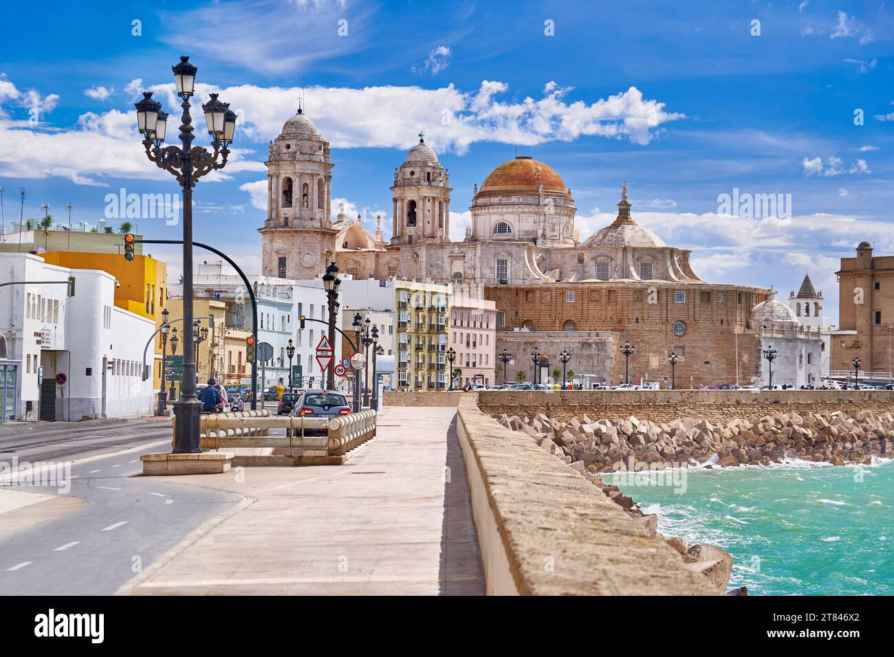 Cadix, promenade en bord de mer, vue sur la cathédrale, Andalousie, Espagne Banque D'Images